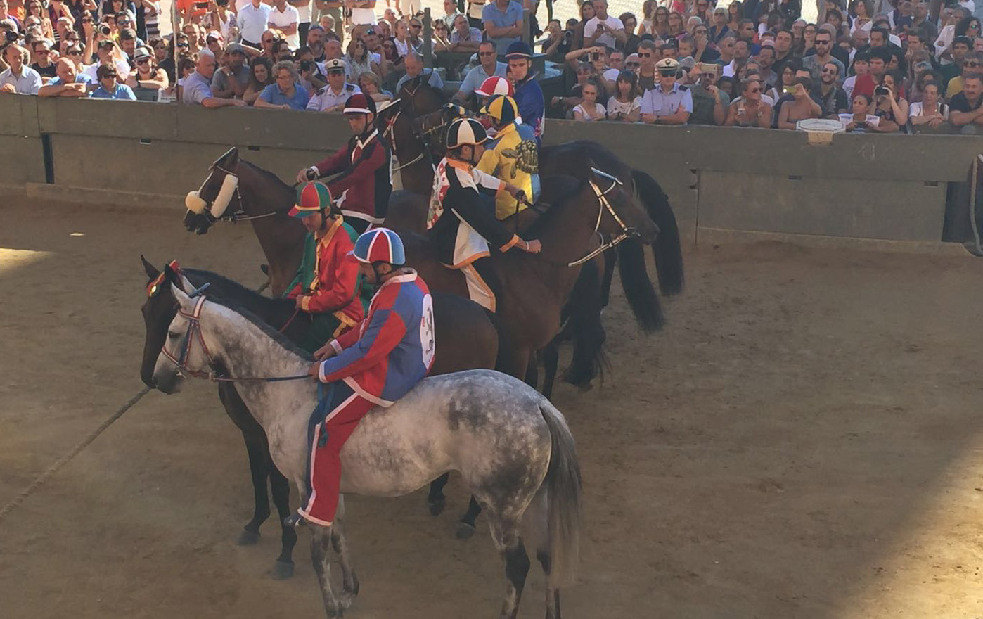 Secondo giorno di Palio. Al Leocorno la prova mattutina