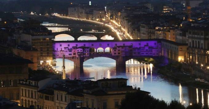 90 anni di Fiorentina. Ponte Vecchio s’illumina di viola