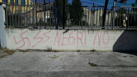 Odio sui muri. Prato, scritte razziste contro i profughi ospitati in città