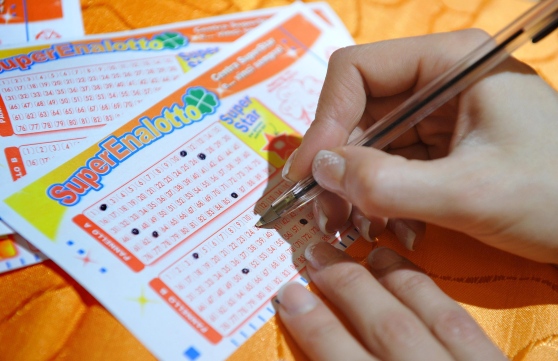 Vicino non conta. Massa, sfiora il Jackpot al SuperEnalotto. Ma il 5 gli frutta 54mila euro