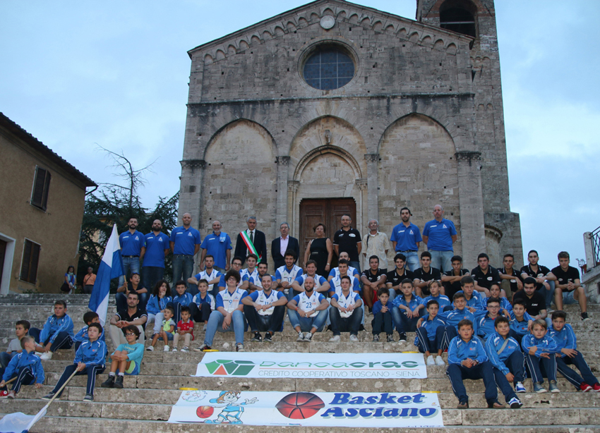Basket Asciano si presenta. Consegna delle maglie e benedizione, il sindaco Bonari: «Il 16 ottobre tutti al Palasport»
