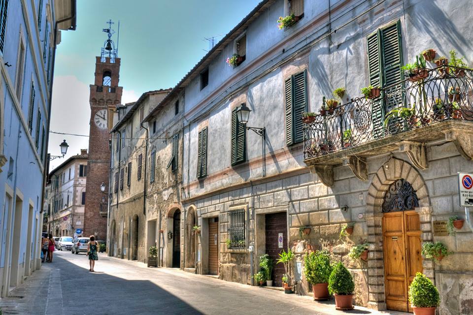 Orari, schiamazzi e musica dal vivo. Gli esercizi commerciali del centro si danno le regole
