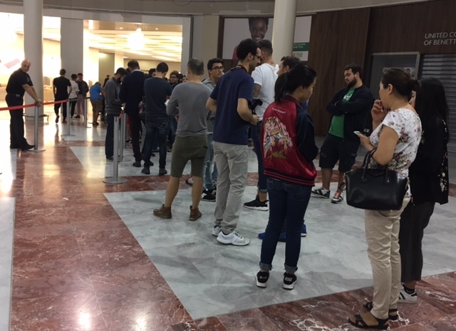 La carica dei 100. In coda al centro commerciale per acquistare il nuovo IPhone