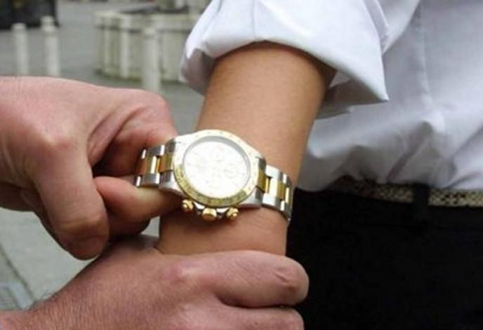Furto di lusso. Turista scippato del suo Rolex, fenomeno in aumento in Versilia