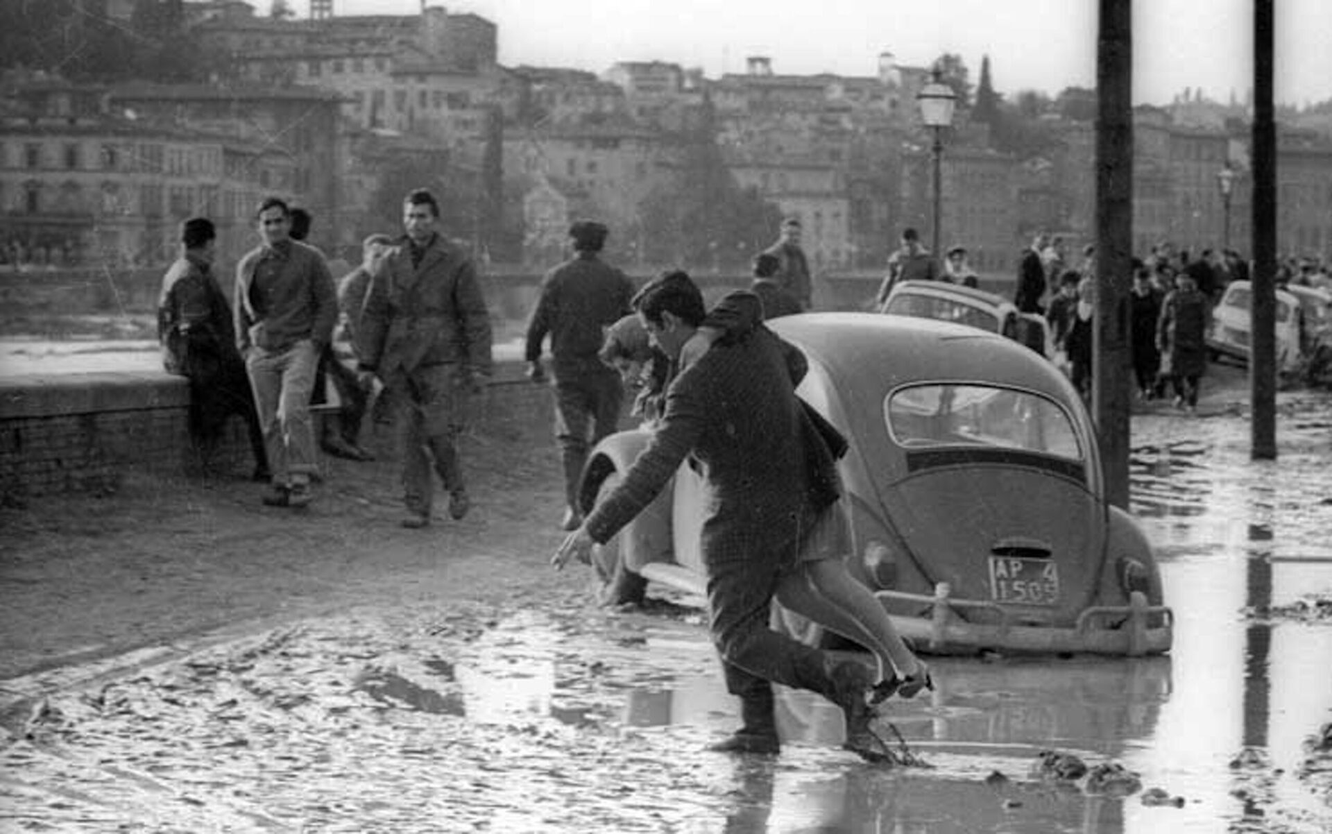 Firenze ricorda l’alluvione. Nardella: «Vogliamo riabbracciare gli Angeli del fango»