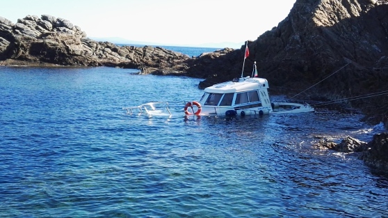 Disavventura in mare. Barca contro scogli sulla tratta Piombino-Elba, 3 persone salvate