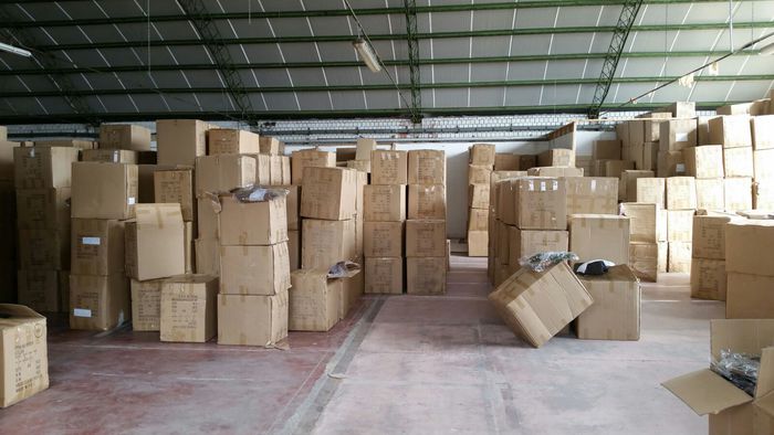 Falso a tracolla. Scoperto magazzino di borse contraffatte, denunciato il titolare