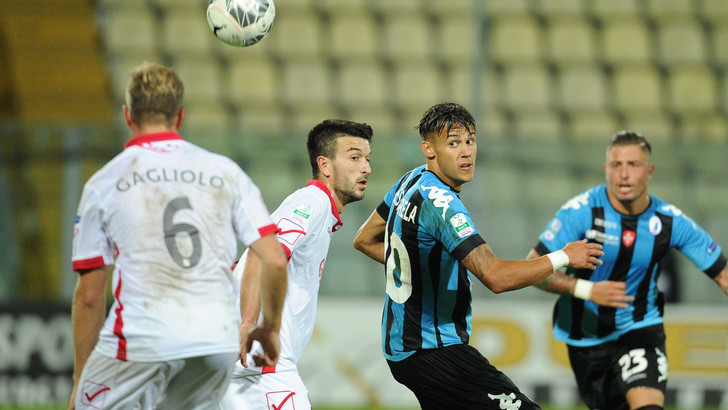 Pisa a due facce. La squadra lotta sul campo, i giocatori chiedono la messa in mora del club