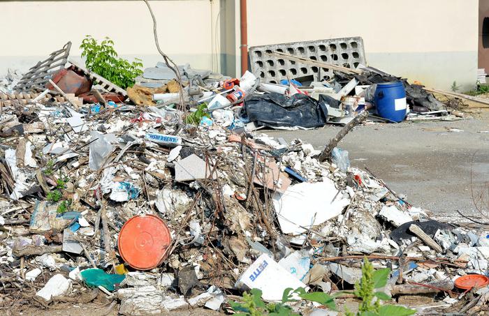 La maxi discarica abusiva. Scoperta in Valdicecina, era gestita da azienda di usato.  Trovati anche rifiuti pericolosi