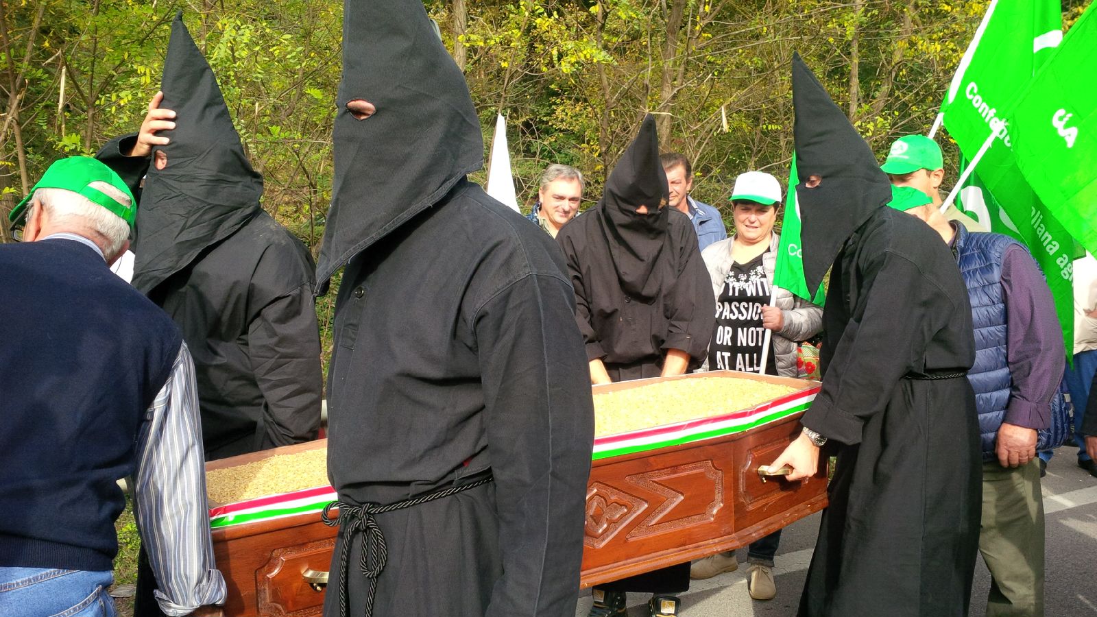Vittima della crisi. Gli agricoltori fanno il funerale al grano