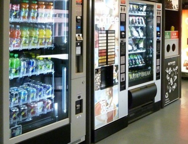 Bidello con il vizietto. Rubava soldi dai distributori di alimenti, arrestato