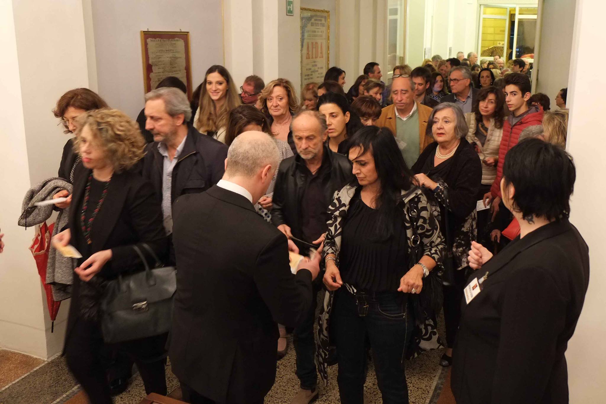 Terremoto a teatro. Arezzo, alcuni spettatori via dal Petrarca, il Prefetto: «Cittadini spaventati ma no danni»