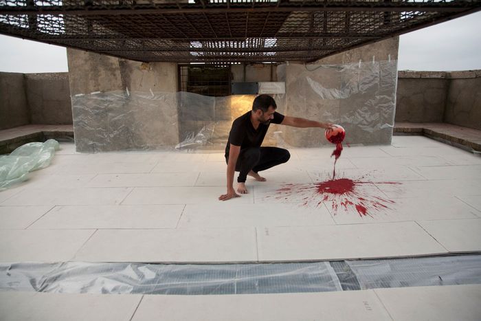 La bellezza e la violenza. Le creazioni di Imran Qureshi a San Gimignano tra petali e foglie