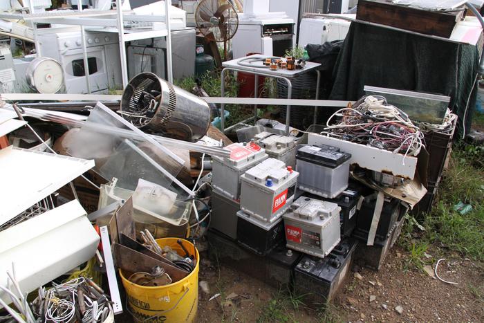 Rifiuti pericolosi. Discarica abusiva scoperta nel livornese, due denunce