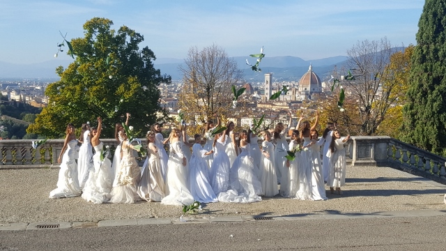 Capitale dei matrimoni. Lancio collettivo di bouquet inaugura Tutto Sposi a Firenze