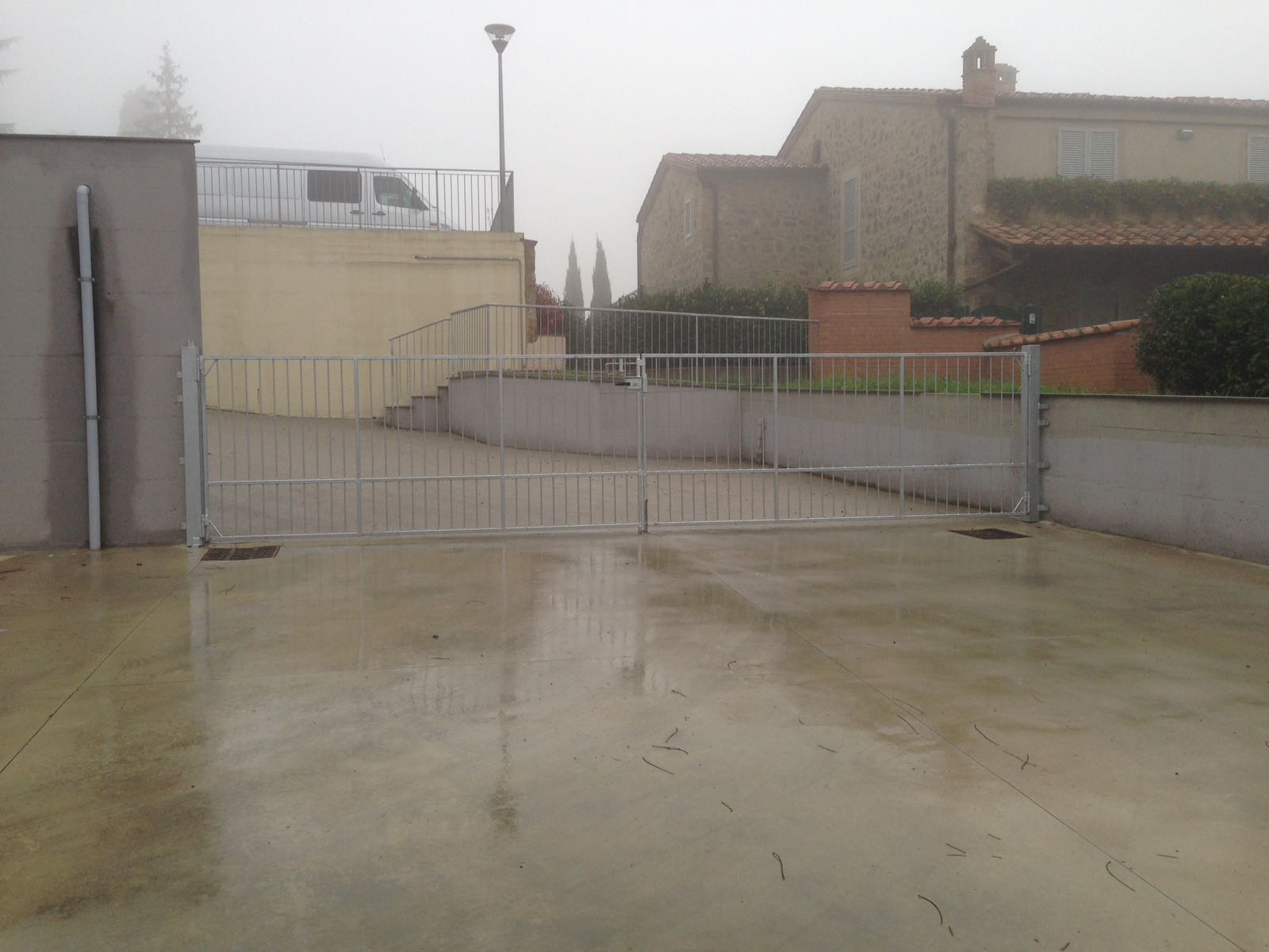 Cancelli alla scuola materna “La Balena”, anticipati i lavori di installazione