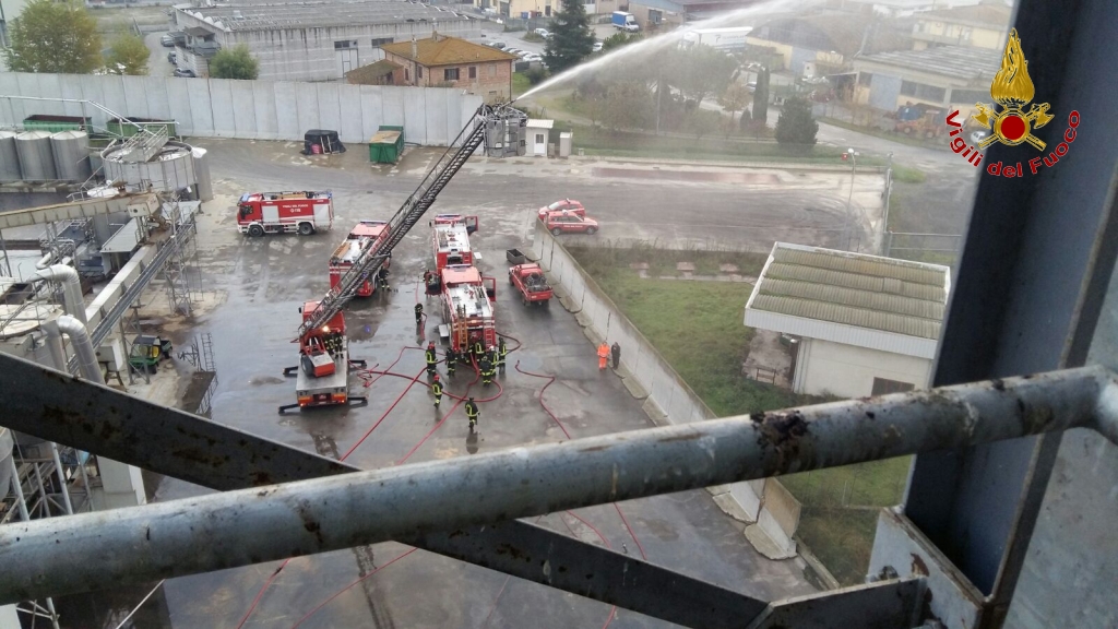 Fiamme a Castelfiorentino. Incendio divampa in silos contenente olio, non ci sono feriti
