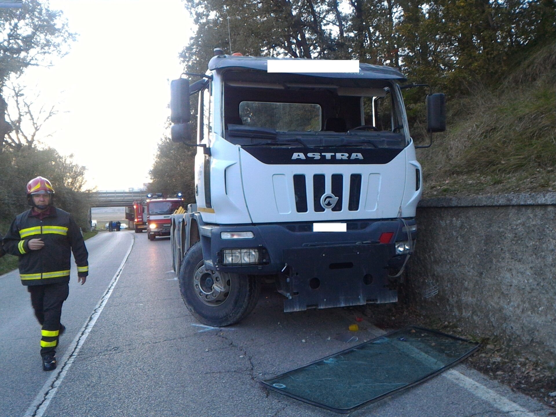 L’incidente. Tir perde rimorchio e urta viadotto A1, verifiche sull’autostrada