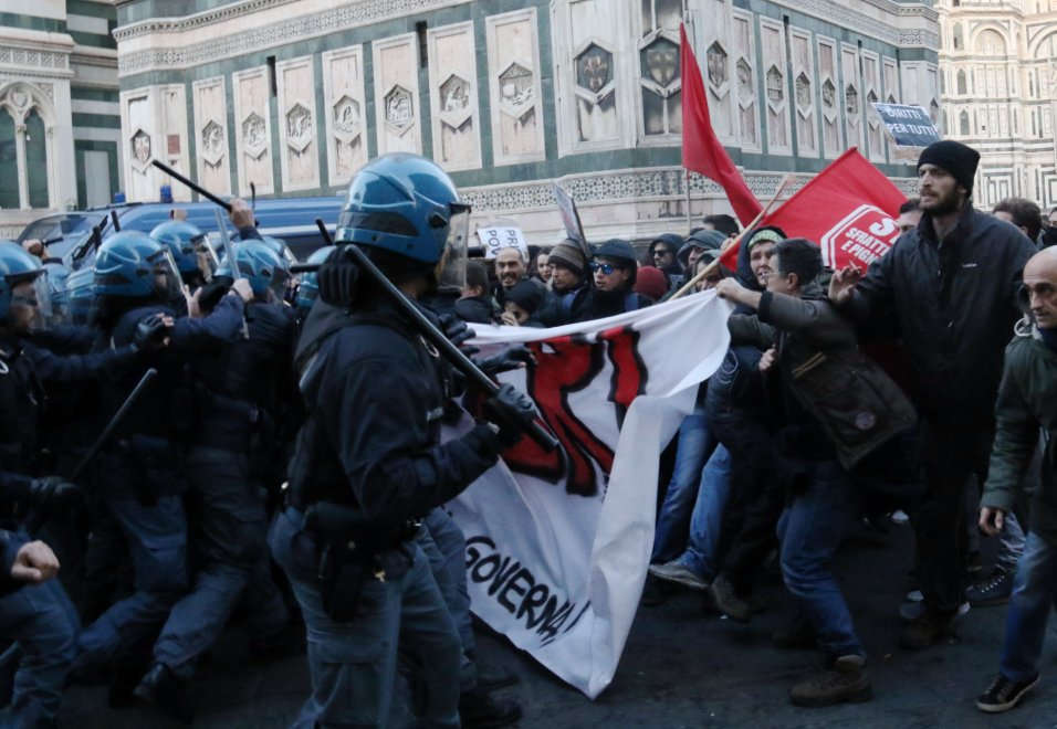 Fuori dalla Leopolda. Scontri a Firenze alla manifestazione anti-Renzi