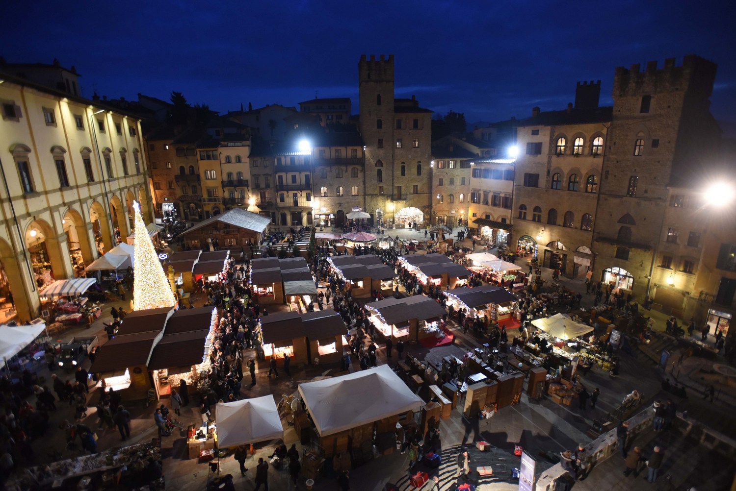 Aspettando Natale. Si fa festa al Villaggio Tirolese di Arezzo tra musical e biglietti d’auguri