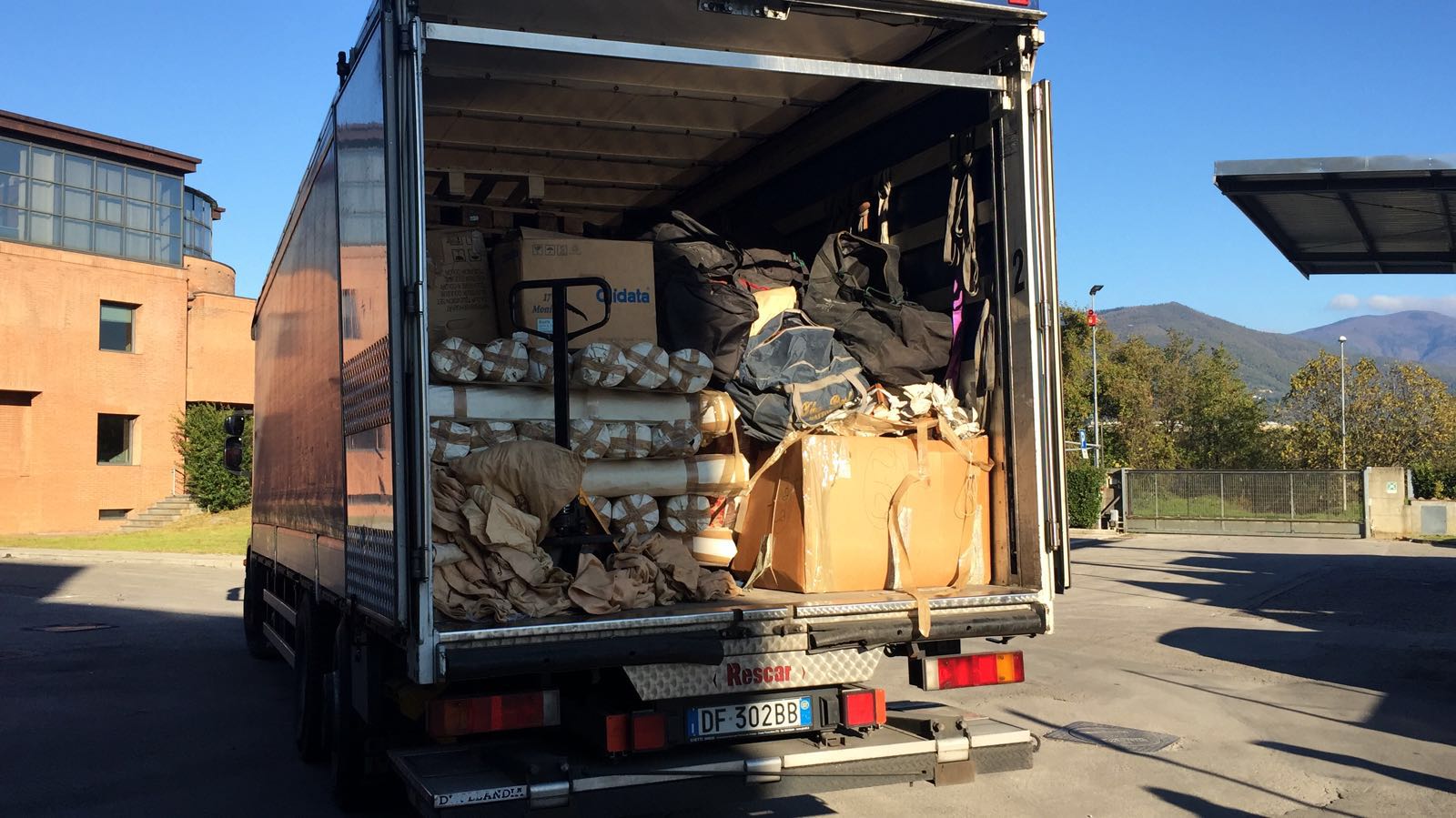 Tarocchi di peso. 10 tonnellate e 8 chilometri di stoffe contraffatte distrutte dalla GdF