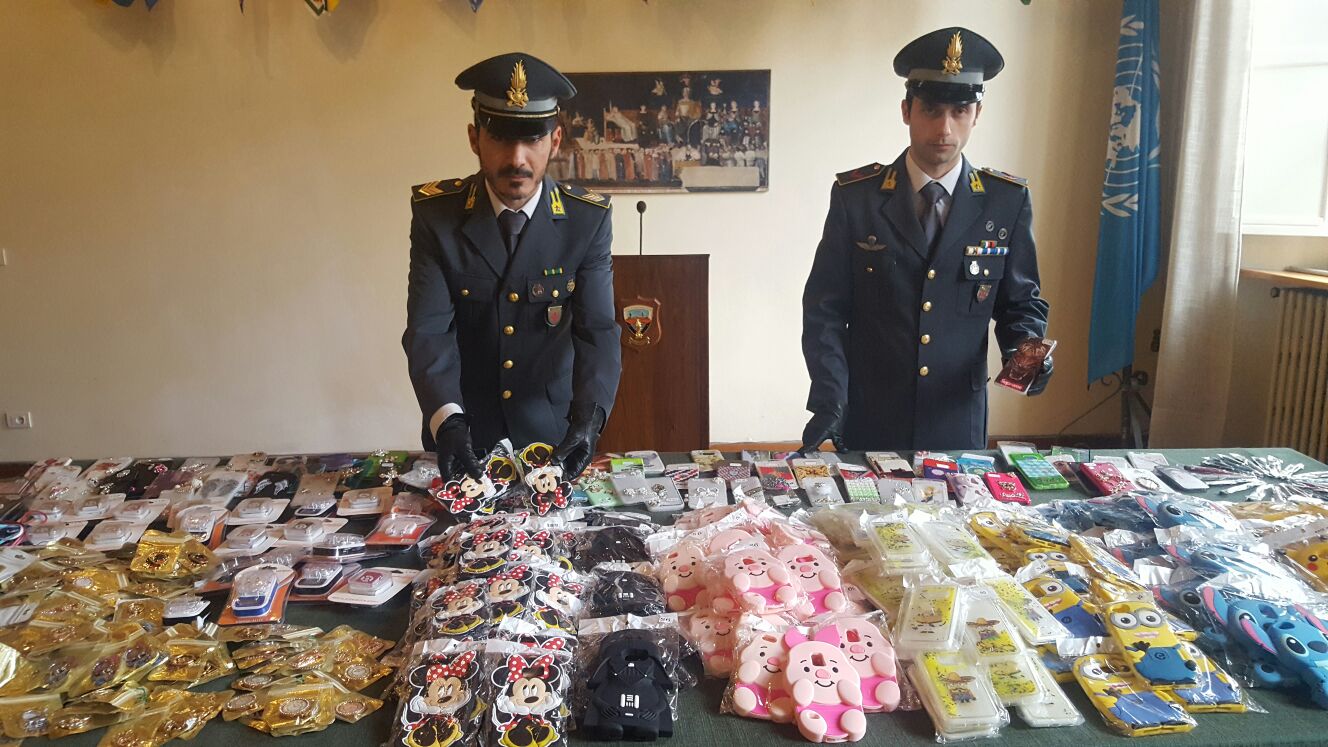 ‘Pacchi’ di Natale. GdF Siena sequestra oltre 3mila prodotti contraffatti