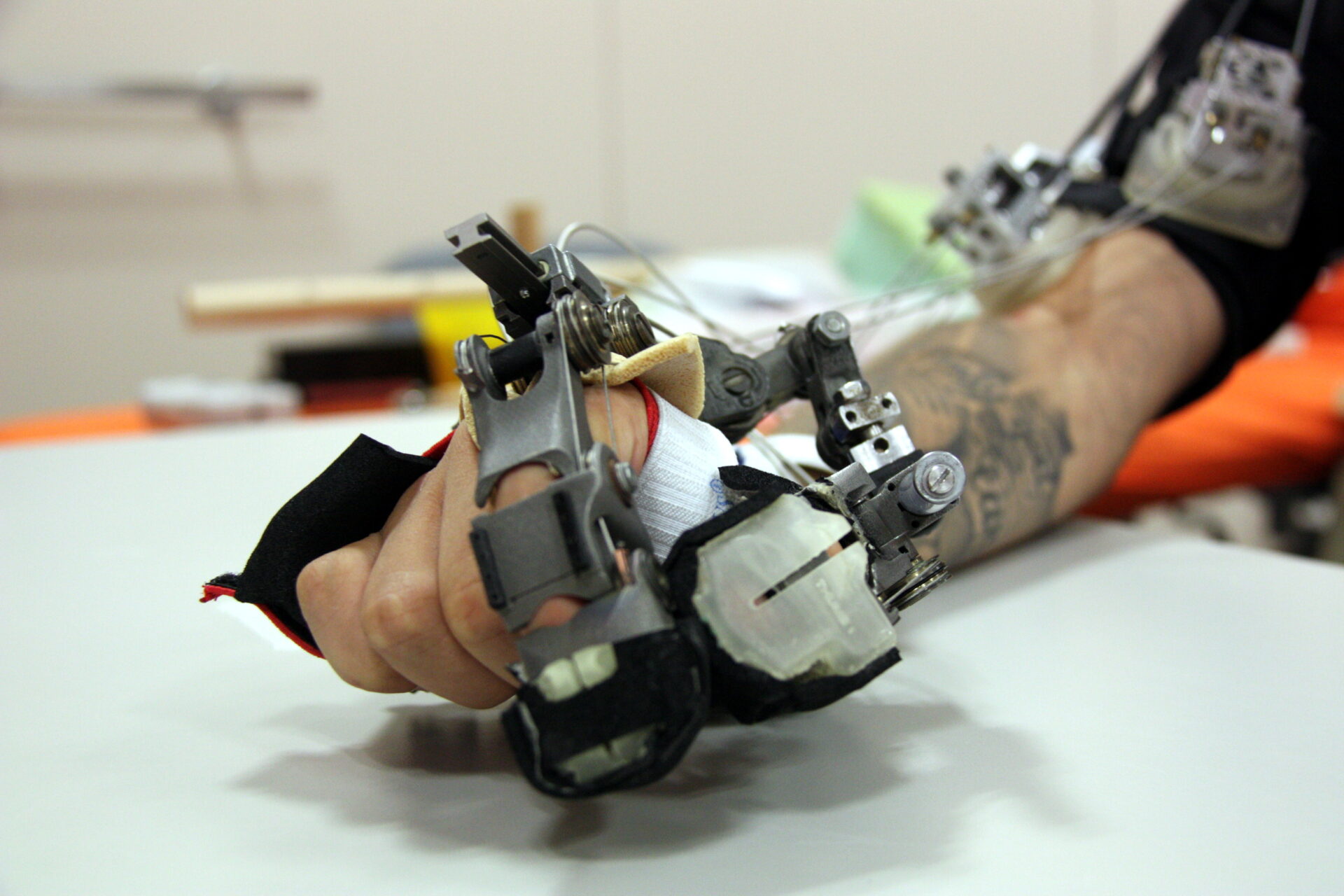 Lo scheletro robotico. Per la prima volta la scienza restituisce la capacità di presa a persone quadriplegiche