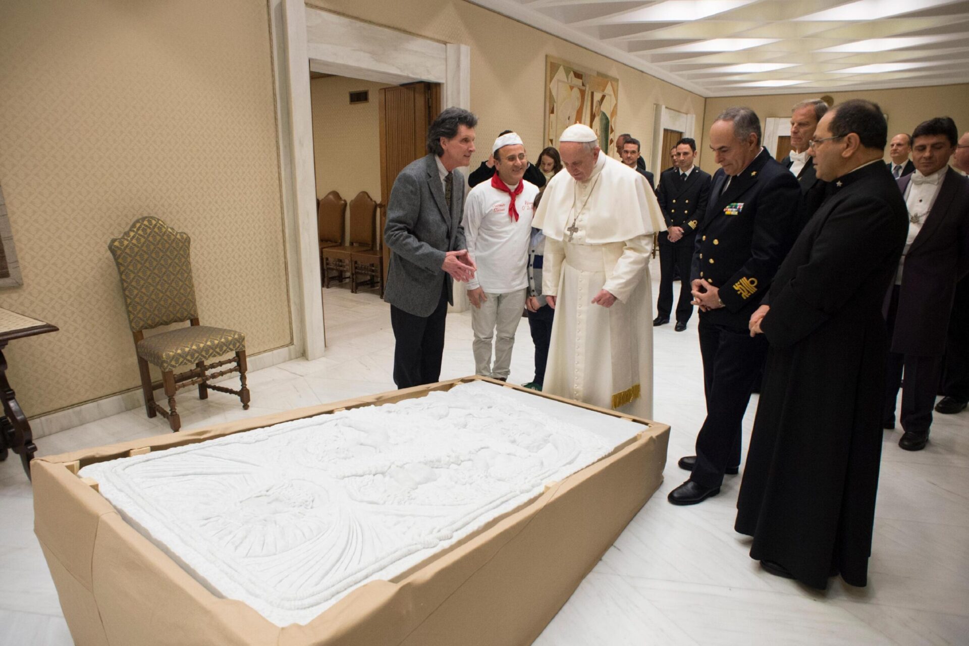 Modello d’accoglienza. Papa Francesco benedice statua pistoiese destinata a Lampedusa
