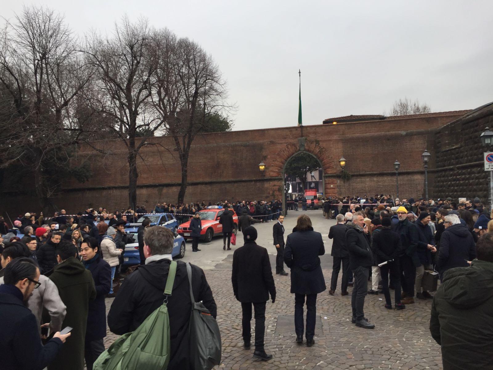 Valigetta abbandonata. Conteneva solo carte, scattato e rientrato l’allarme bomba a Pitti Uomo