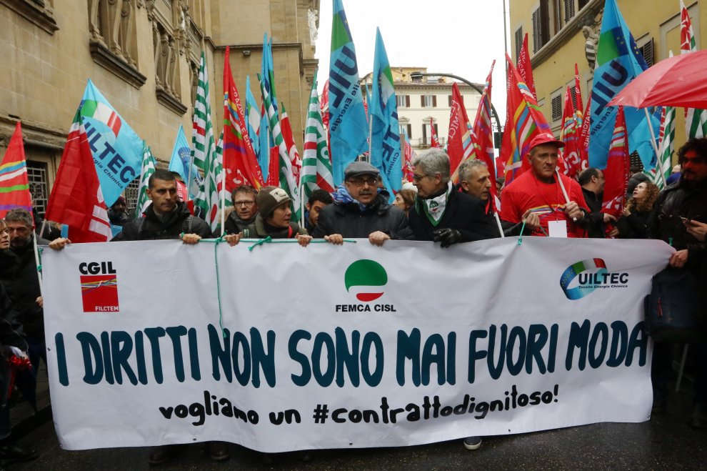 Non solo modelli. La protesta dei tessili sfila a Firenze