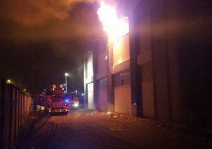 Il rogo e la rabbia. Fiamme in capannone-rifugio a Sesto Fiorentino, muore straniero. Extracomunitari protestano in Prefettura