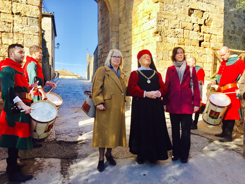 Il console generale degli Usa Abigail M. Rupp in visita al Castello di Monteriggioni