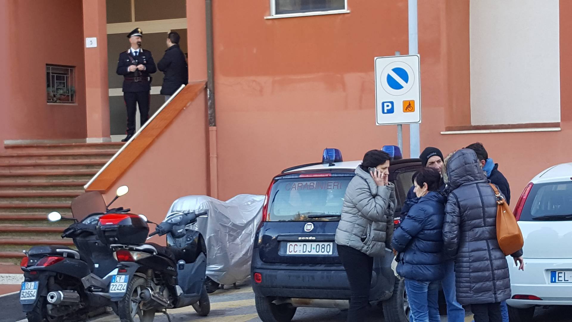 Strangolata dal filo del pc. Trovata senza vita in casa nel grossetano, fermato il marito