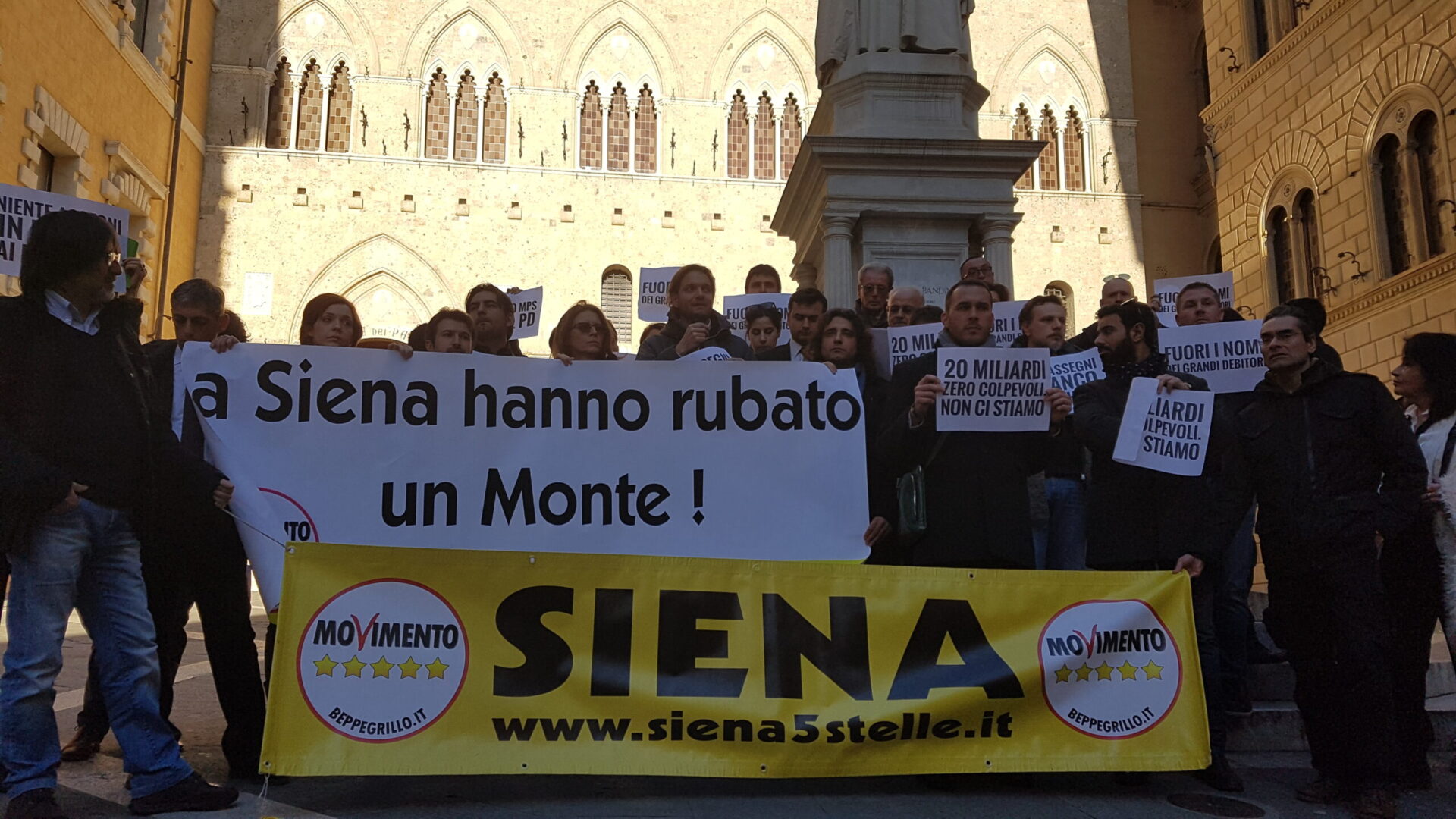 Sit in a Siena. M5S: «Pd con decreto “banchette” contro i risparmiatori»