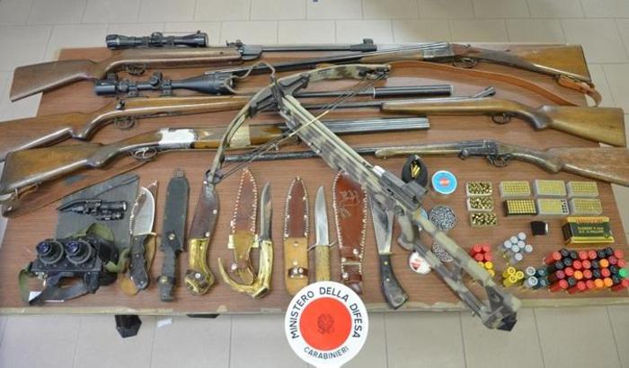 Arsenale in casa. Custodiva fucili modificati, munizioni, coltelli e una balestra: arrestato