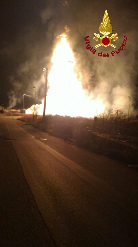 Notte di fuoco. Capannone distrutto dalle fiamme a Follonica. Nel senese esplosione in stazione gas