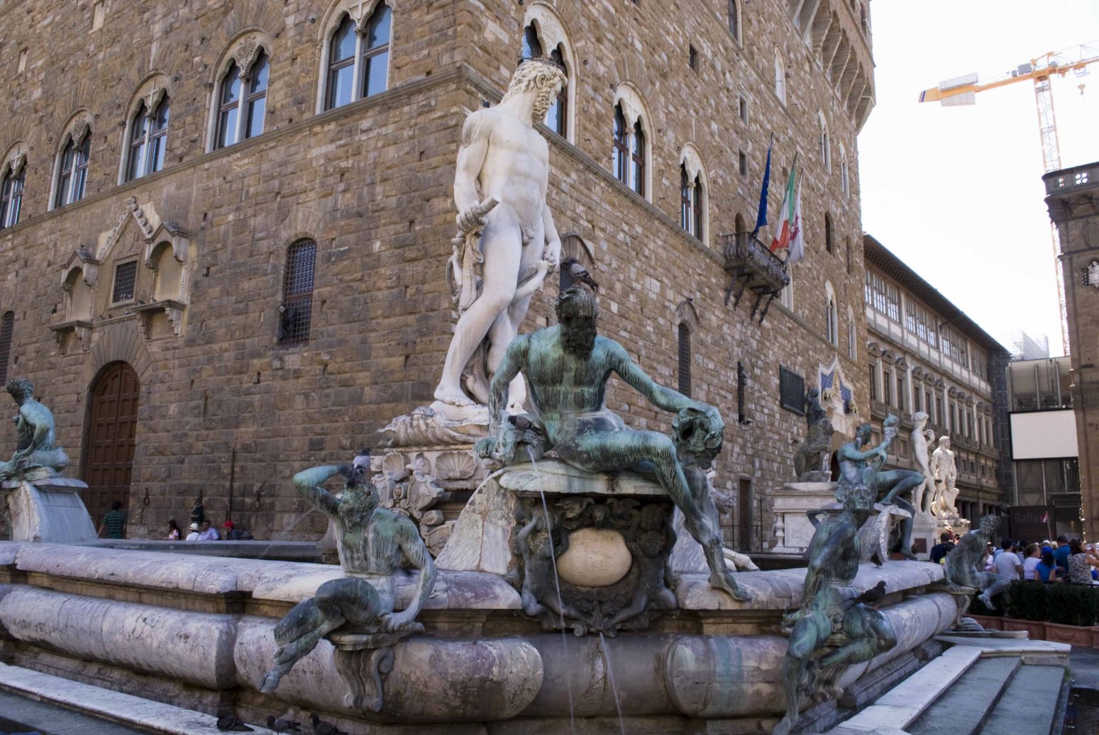 Nuovo look per piazza della Signoria. I bronzi della fontana del Nettuno ‘volano’ verso il restauro