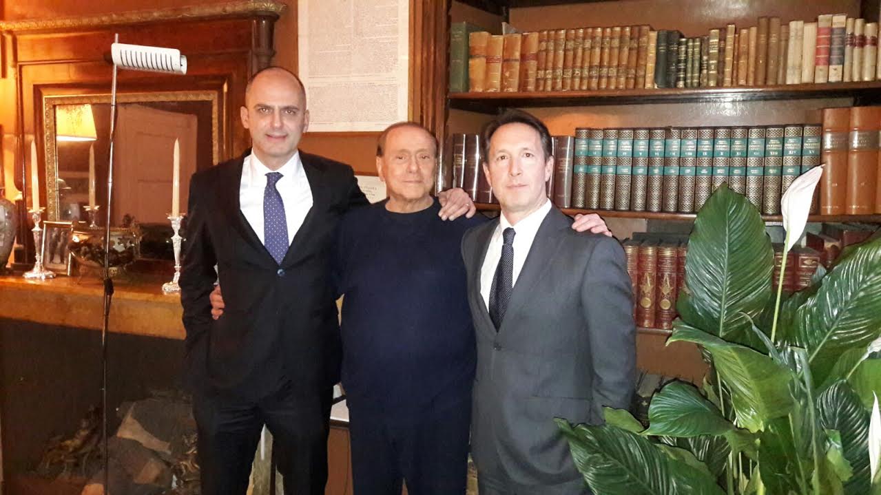 Rituale scaramantico. Lucca, candidato sindaco di Forza Italia riceve la ‘benedizione’ ad Arcore