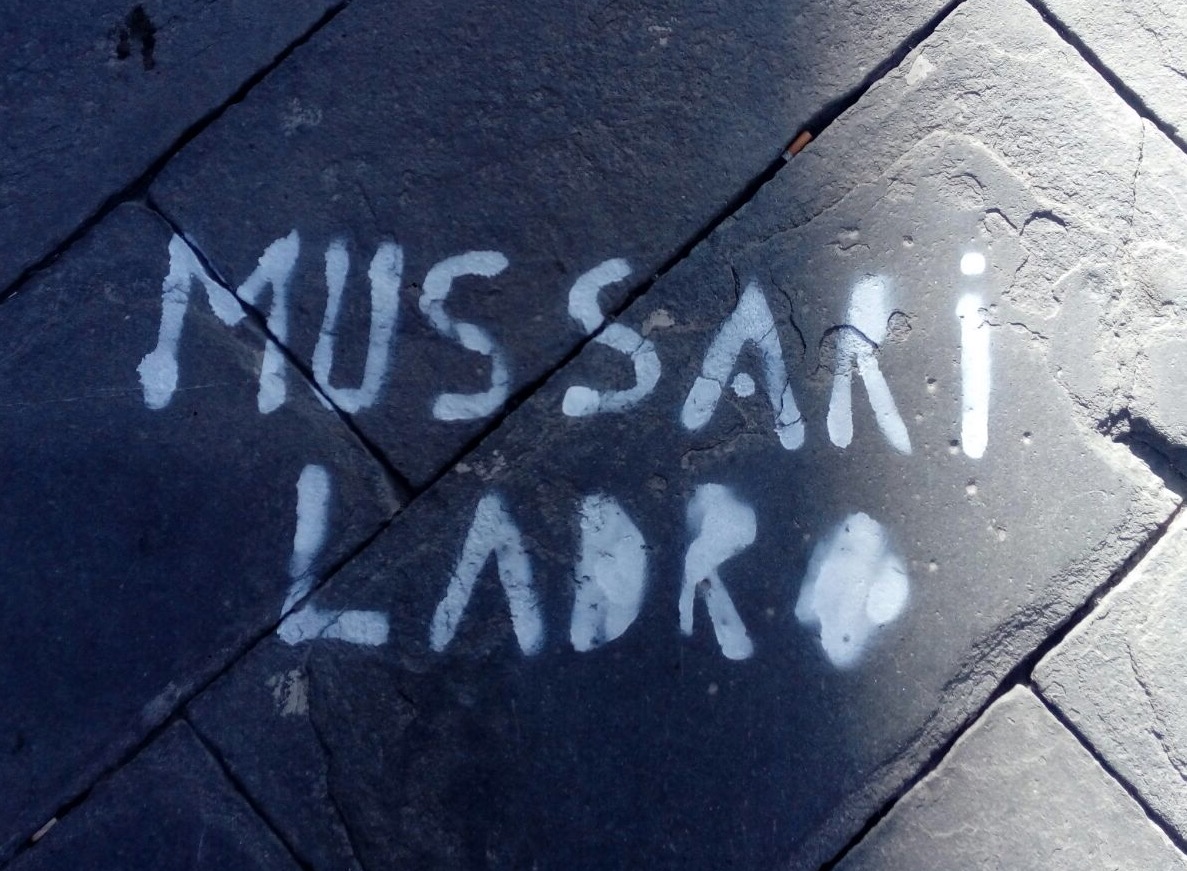 «Ladro». Mps, scritte contro Mussari per le vie di Siena. Fermato uno degli autori. L’ex presidente querela