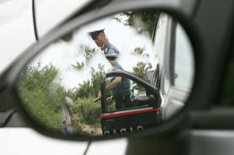 Bersaglio sbagliato. Mette in atto la truffa dello specchietto, ma la sua vittima è un Carabiniere. Denunciato