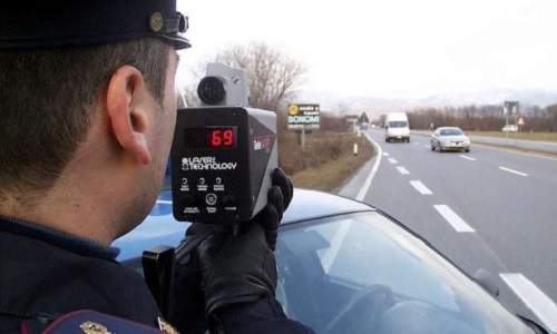 Mal di denti salato. Sfreccia a 200km/h su Siena-Bettolle, si giustifica: «Sto andando dal dentista». Patente ritirata