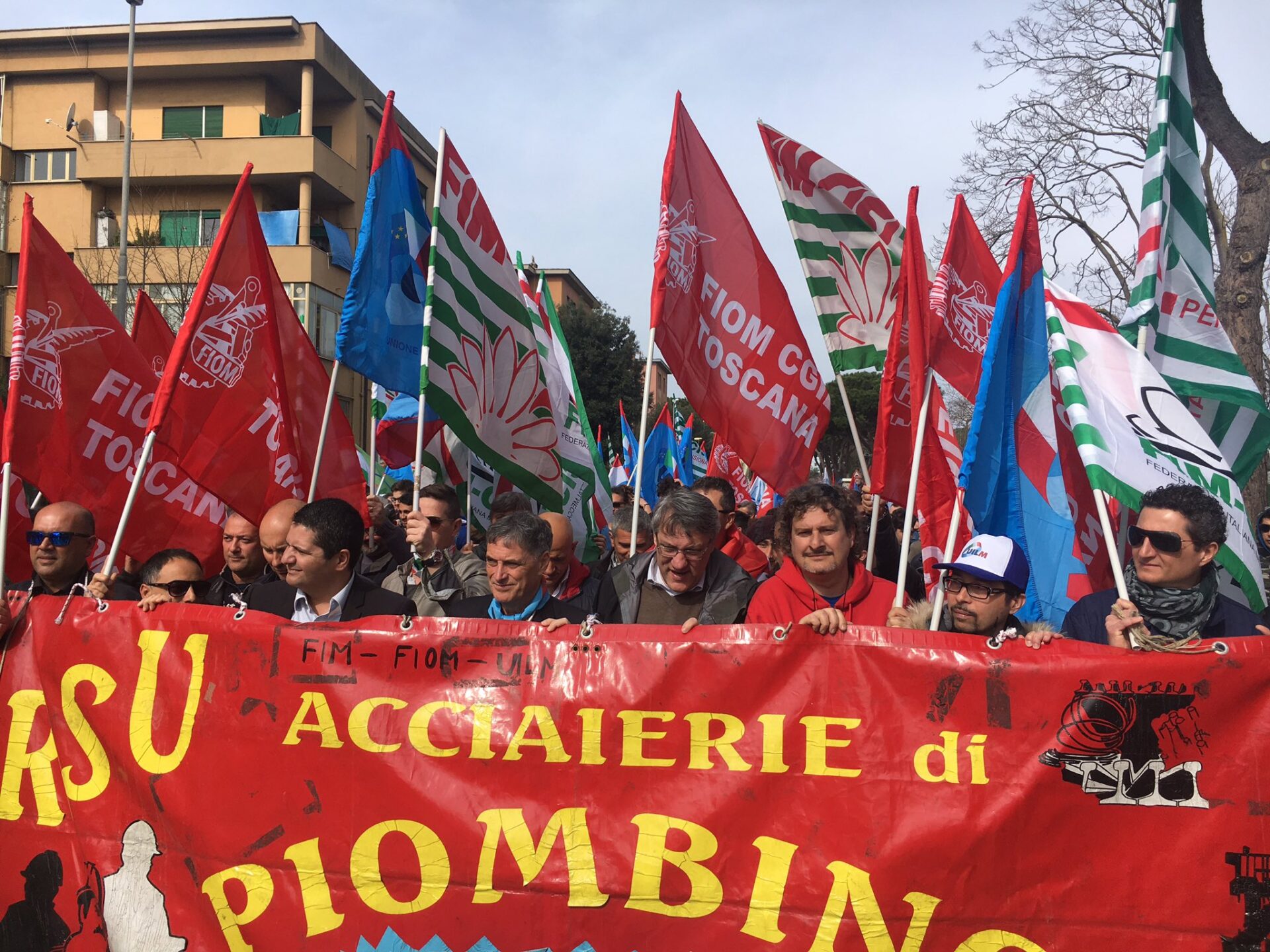 Acciaierie incerte. Operai in assemblea contestano sindaco e sindacati. «Siamo ostaggi di Rebrab»