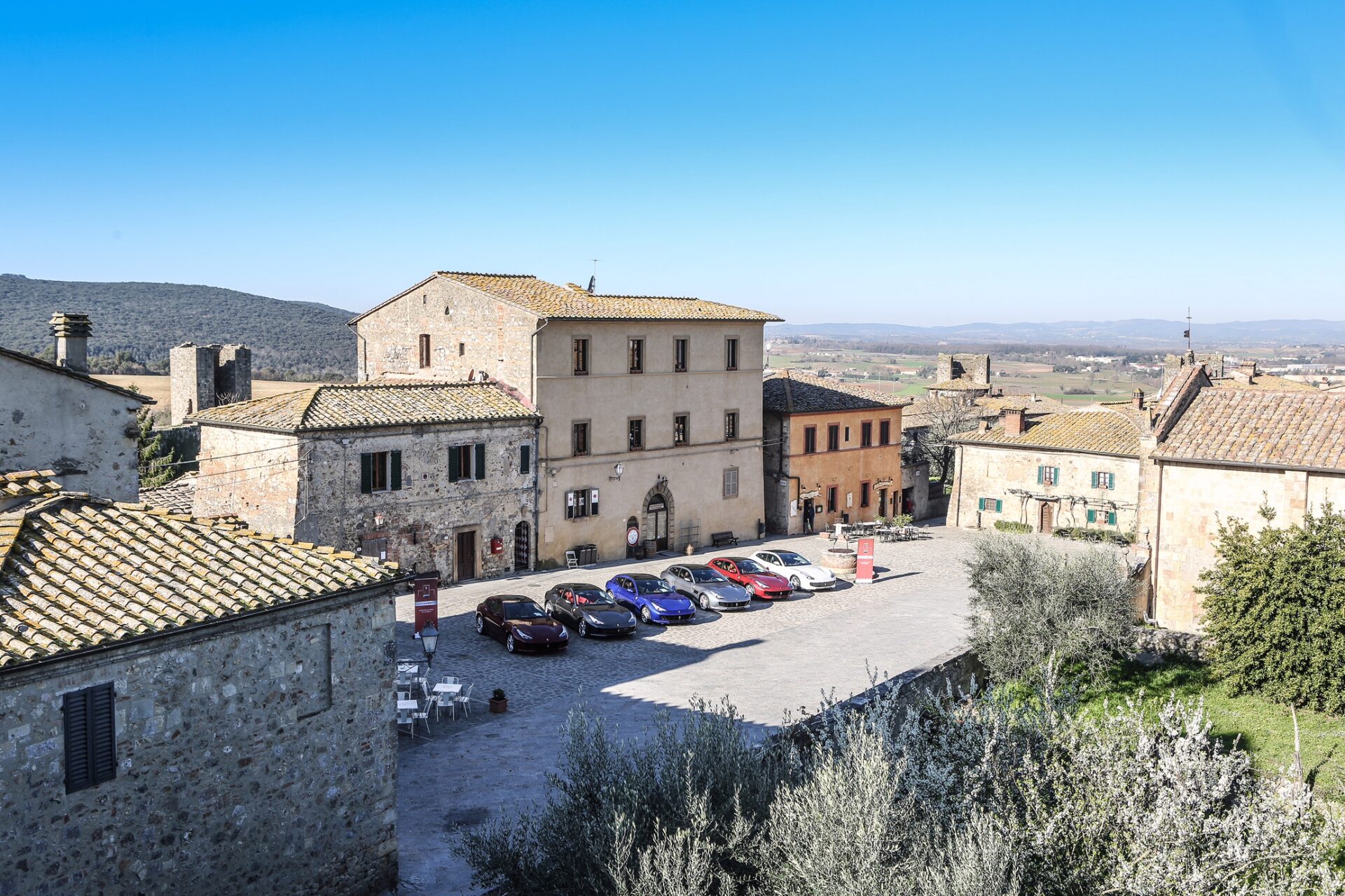 Ferrari: GTC4Lusso T, V8 turbo da 610 cv test drive dal Castello di Monteriggioni