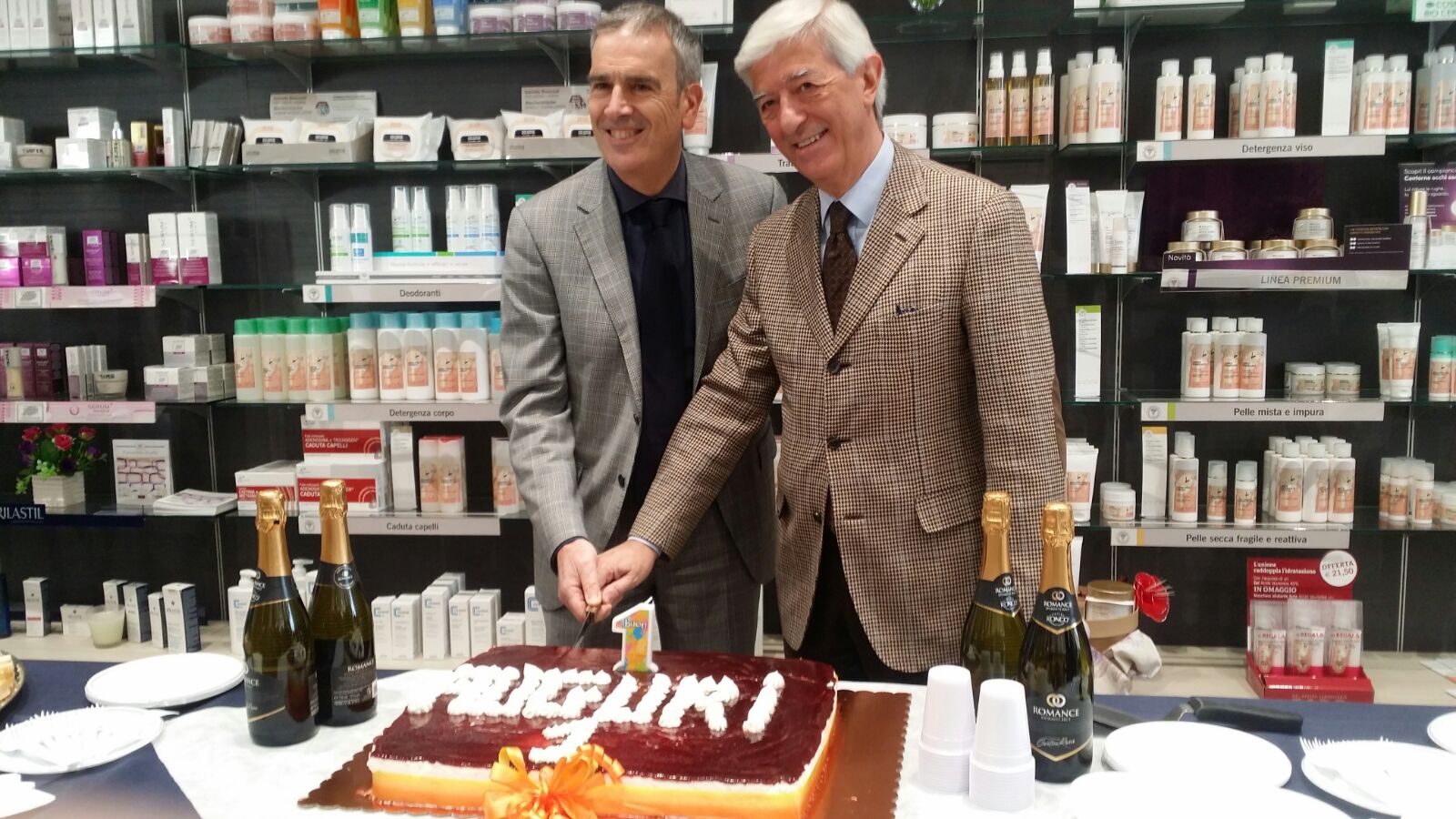 Buon compleanno. Taglio della torta per la Farmacia Comunale 2 a Siena, inaugurato il Baby Pit Stop