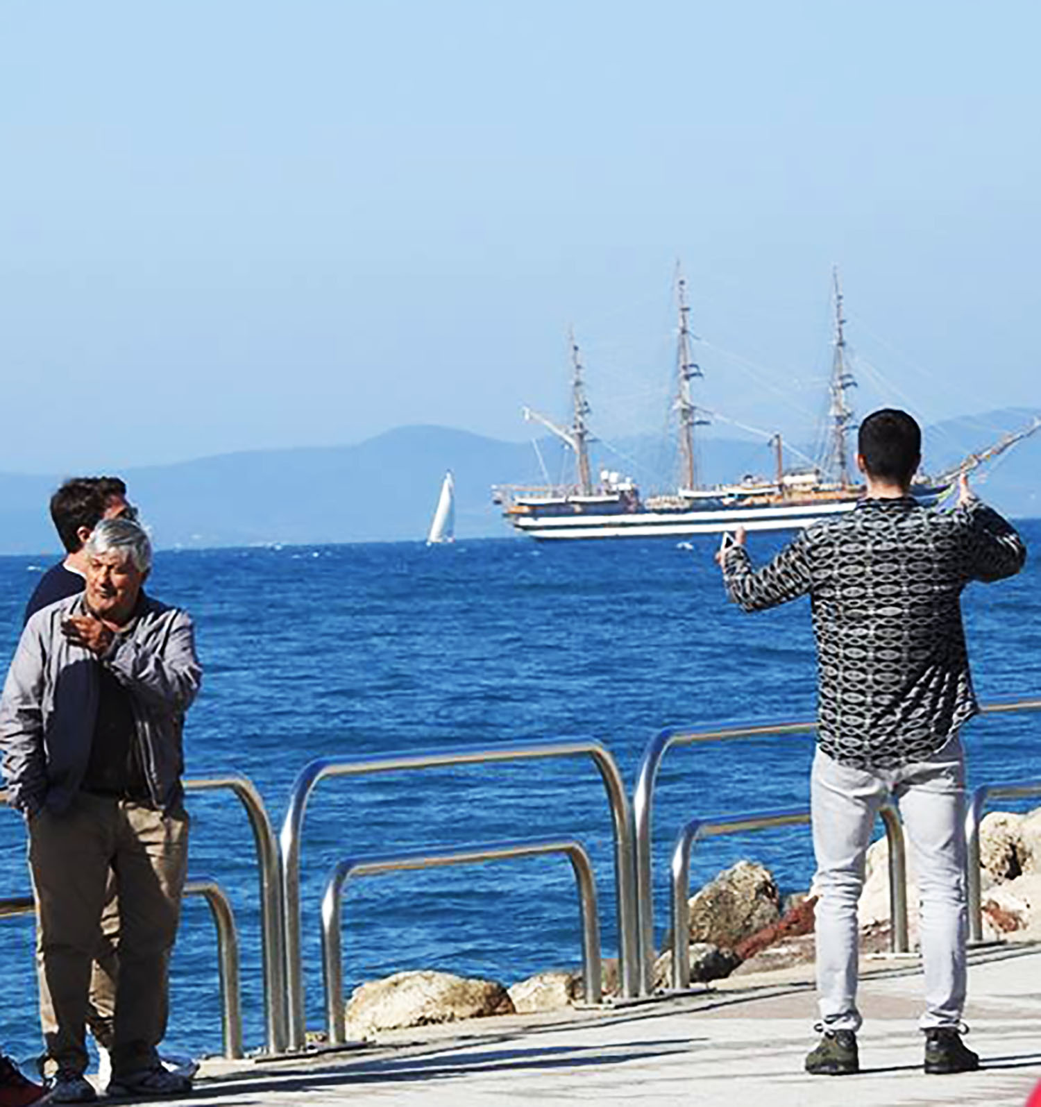 Tutti fermi. Passa il Vespucci e l’Argentario si ferma per la foto