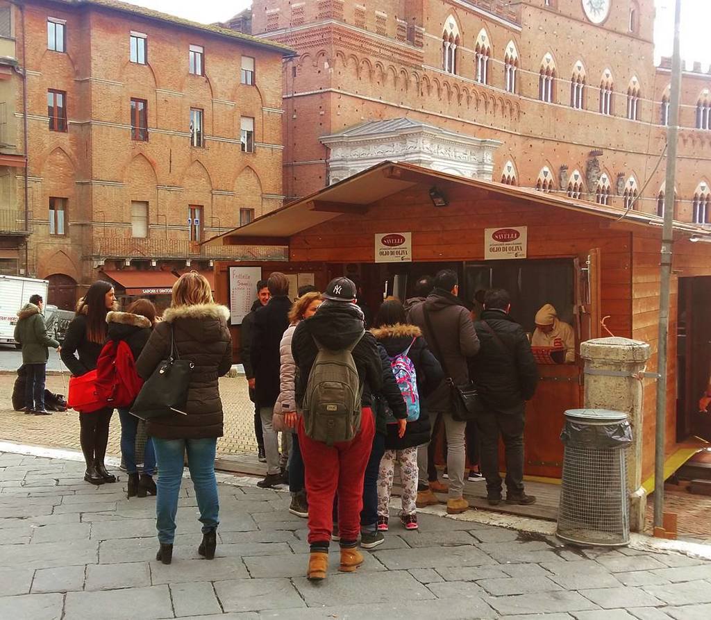 Siena, ipotesi intimidazione. Olio esausto su casina delle frittelle Savelli, i Carabinieri indagano