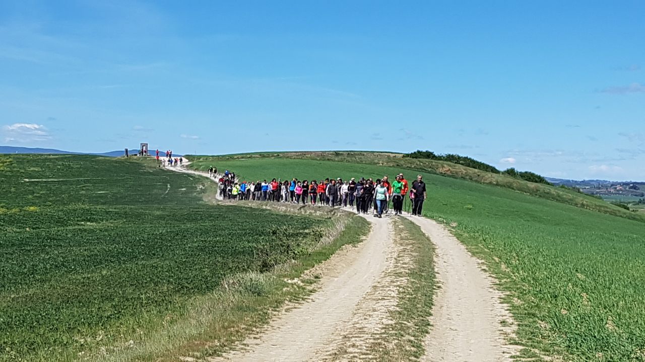 In 140 in cammino a pasquetta nelle Crete Senesi, grande successo per Lauretana Slow