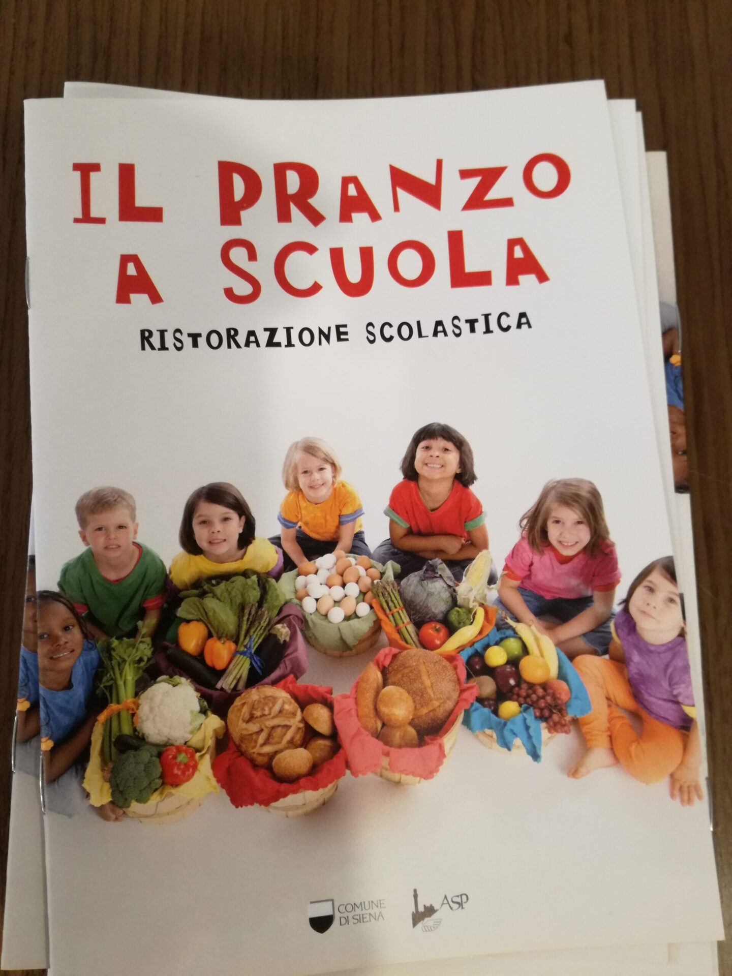 Il pranzo a scuola. Siena, la corretta alimentazione a mensa in un depliant per le famiglie