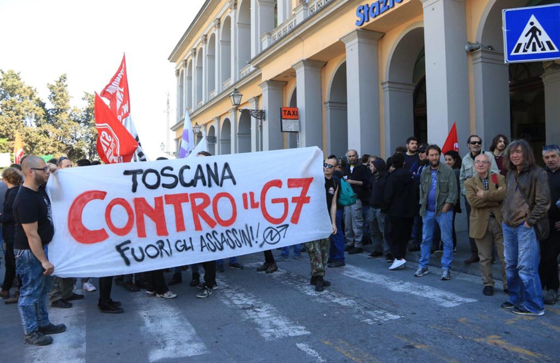 Tensione a Lucca. G7, scontri tra manifestanti antagonisti e Forze dell’Ordine. 6 agenti contusi