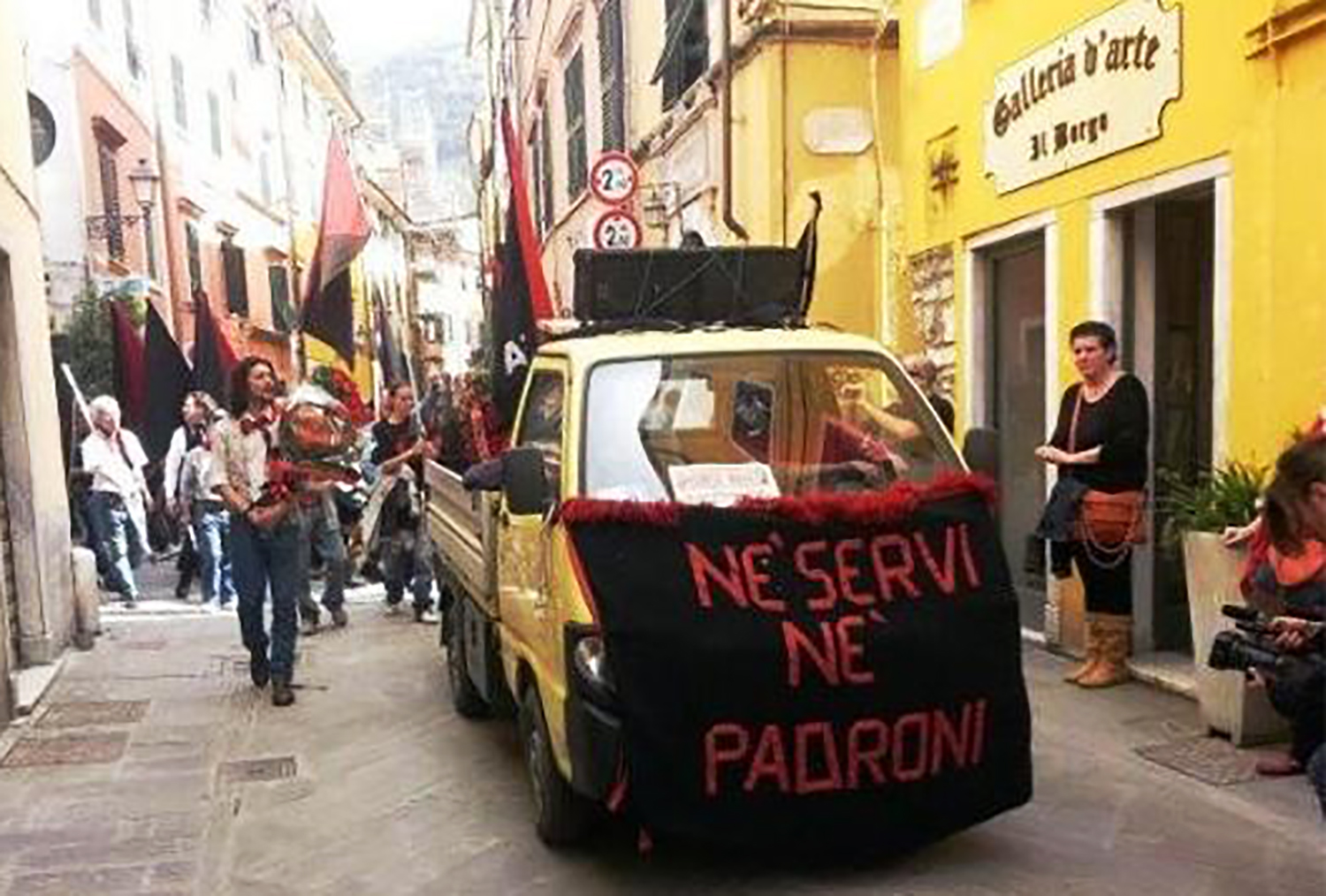 Primo maggio anarchico. A Carrara dal 1945 sfila il corteo. «Festeggiamo emancipazione da schiavitù del lavoro»